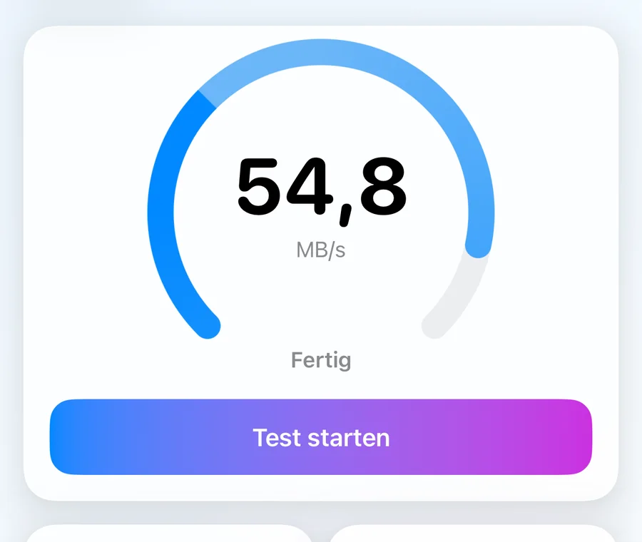 Der Speedtest mit Tacho und Kacheln für Download, Upload, Latenz und Jitter.