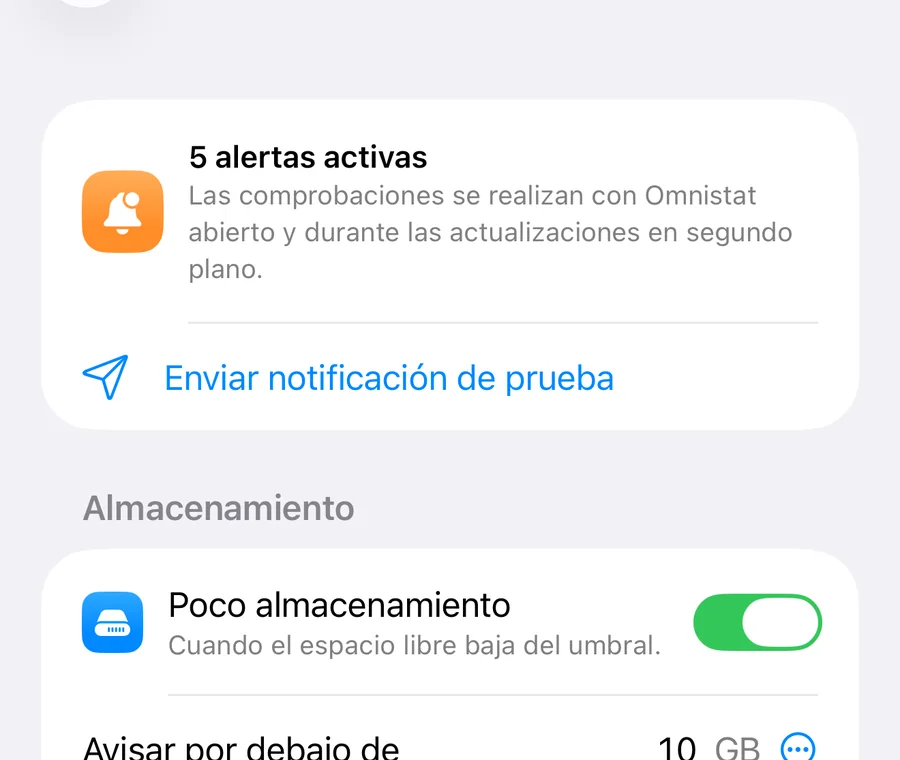 La pantalla Alertas con interruptores para poco almacenamiento y planes de datos, y sus umbrales.