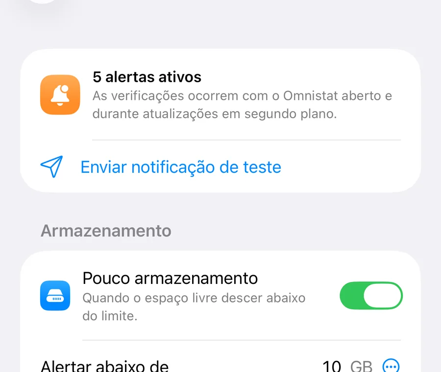 O ecrã Alertas com interruptores para pouco espaço e planos de dados, e os respetivos limiares.