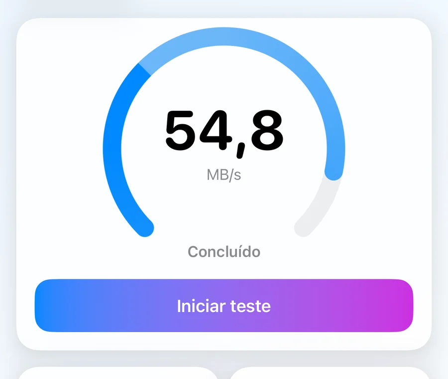 O teste de velocidade com um mostrador e blocos de download, upload, latência e jitter.